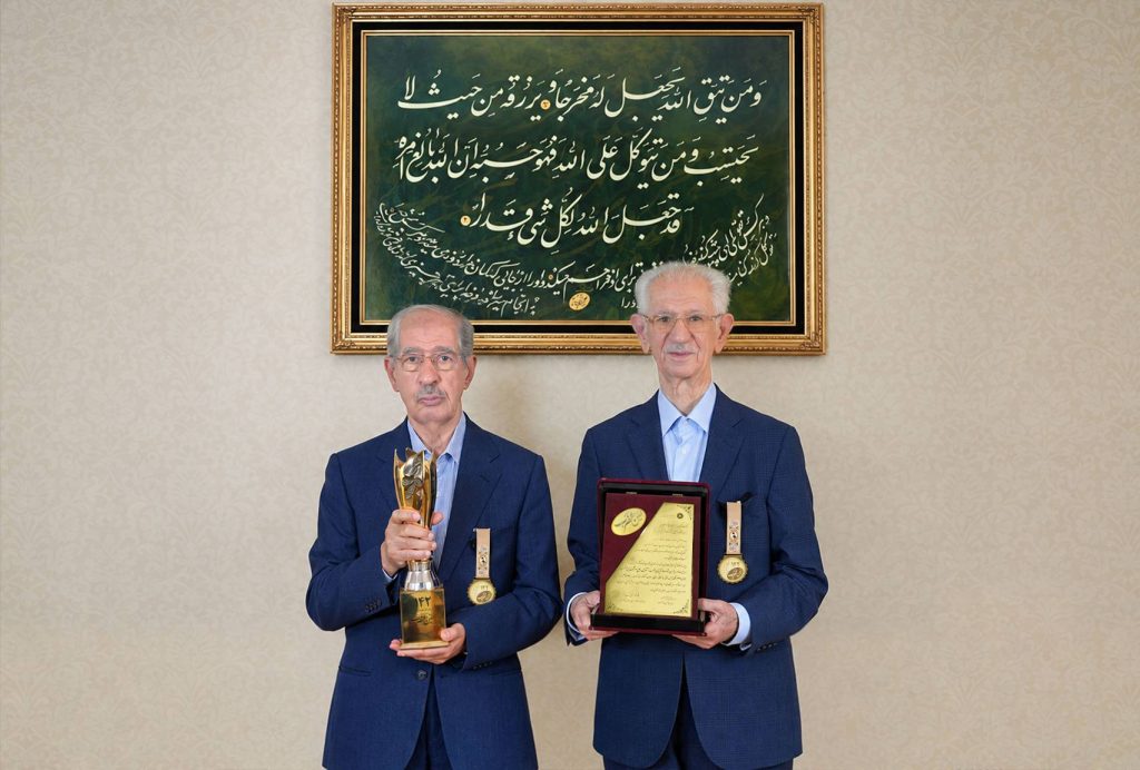 برادران نصیری تندیس دهمین جشنواره کارآفرینی امین‌الضرب را دریافت کردند- کاماپرس